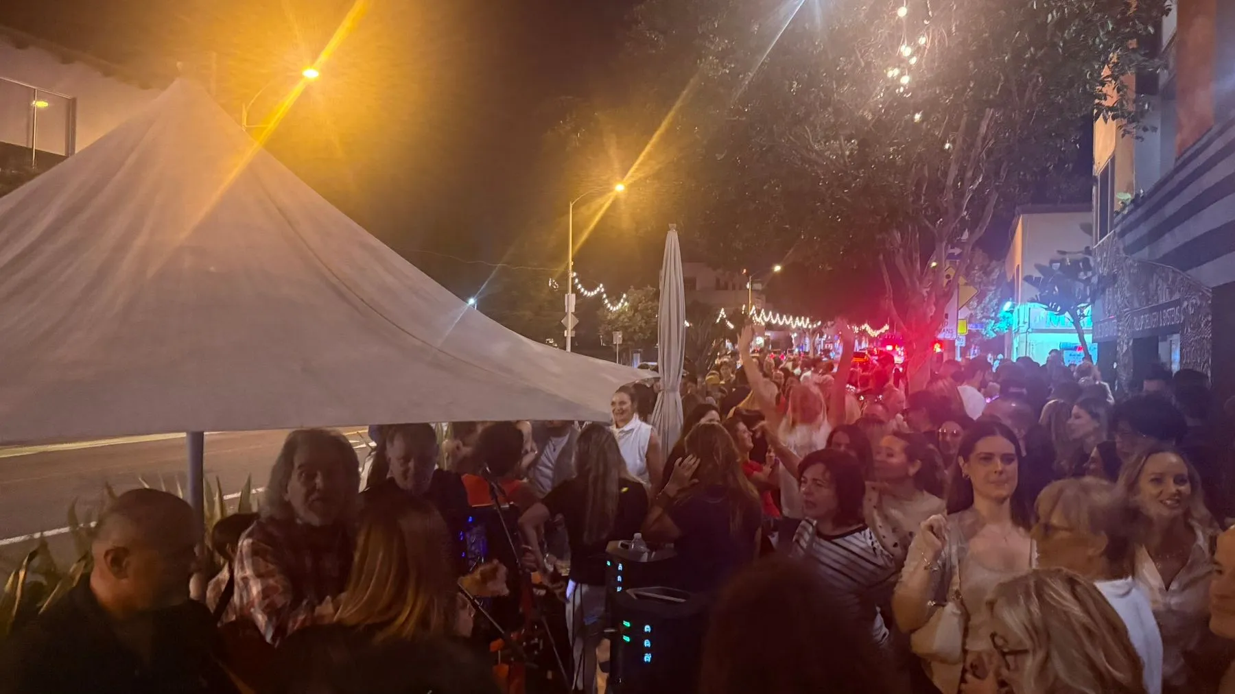 Na brojnim biračkim mjestima širom Srbije, građani su jutros formirali redove kako bi glasali na vanrednim parlamentarnim izborima.
Građani čekaju u redovima u Beogradskom naselju "Stepa Stepanović", a kako izvještava N1, prvi birači ispred Treće Beogradske gimnazije stigli su oko 6:00 sati.

Redovi su ispred vrtića "Nikola Tesla" na Bulevaru Crvene Armije u Novom Beogradu, na biračkim mjestima u XIV Beogradskoj gimnaziji, na biračkim mjestima na Hemijskom fakultetu, Osnovnoj školi "Ivan Gundulić".

U Novom Sadu se čeka u redu ispred biračkih mjesta u Osnovnoj školi "Ivo Lola Ribar", Tehničkoj školi "Mileva Marić Einštajn", Svilarima, Medicinskoj školi, Mjesnoj zajednici Južni Telep, Osnovnoj školi "Žarko Zrenjanin", Osnovnoj školi "Žarko Zrenjanin", Osnovnoj školi "Petefi Šandor", objavio je portal 021.rs.

U Los Angelesu (foto Insajder) i Torontu, su redovi također označili početak glasanja, na lokacijama gdje su otvorena biračka mjesta.