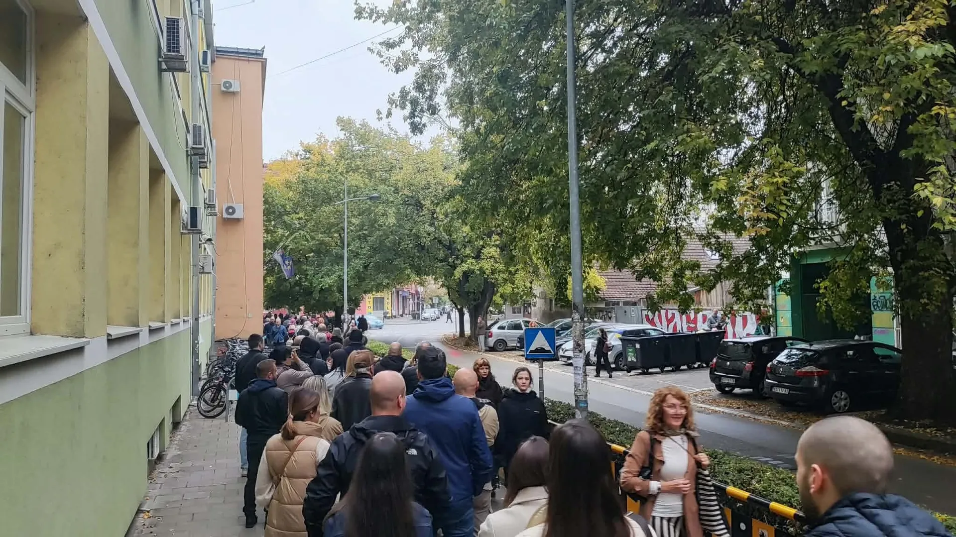 Veliki broj Novosađana čeka na biračkim mjestima.