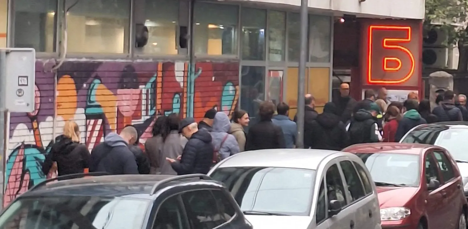 Građani ispred glasačkog mjesta na Vračaru, Beograd.