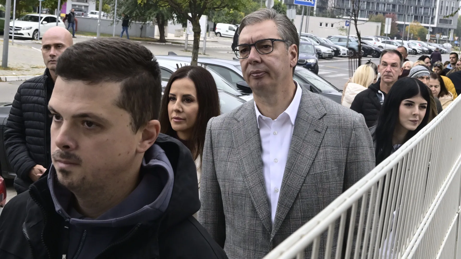 Nosilac liste "Ujedinjena Srbija" Aleksandar Vučić zajedno sa suprugom Tamarom Vučić čeka u redu za glasanje na Novom Beogradu.
