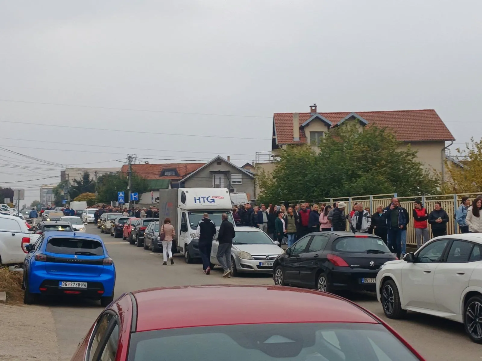 U prigradskom naselju Altina u opštini Zemun formirani redovi, ispred OŠ Sava Šumanović gdje se nalazi više biračkih mjesta.