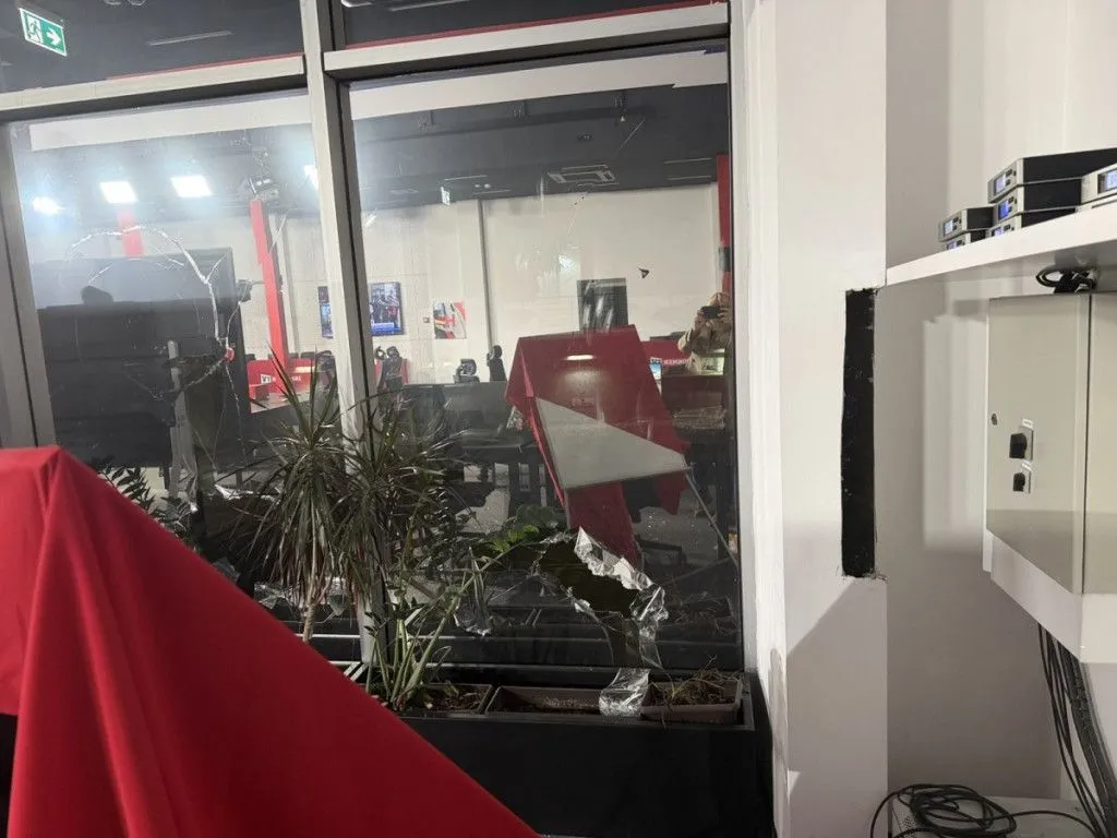 Evo kako izgleda redakcija Informera nakon upada, poznato ko je odveo Vučićevića