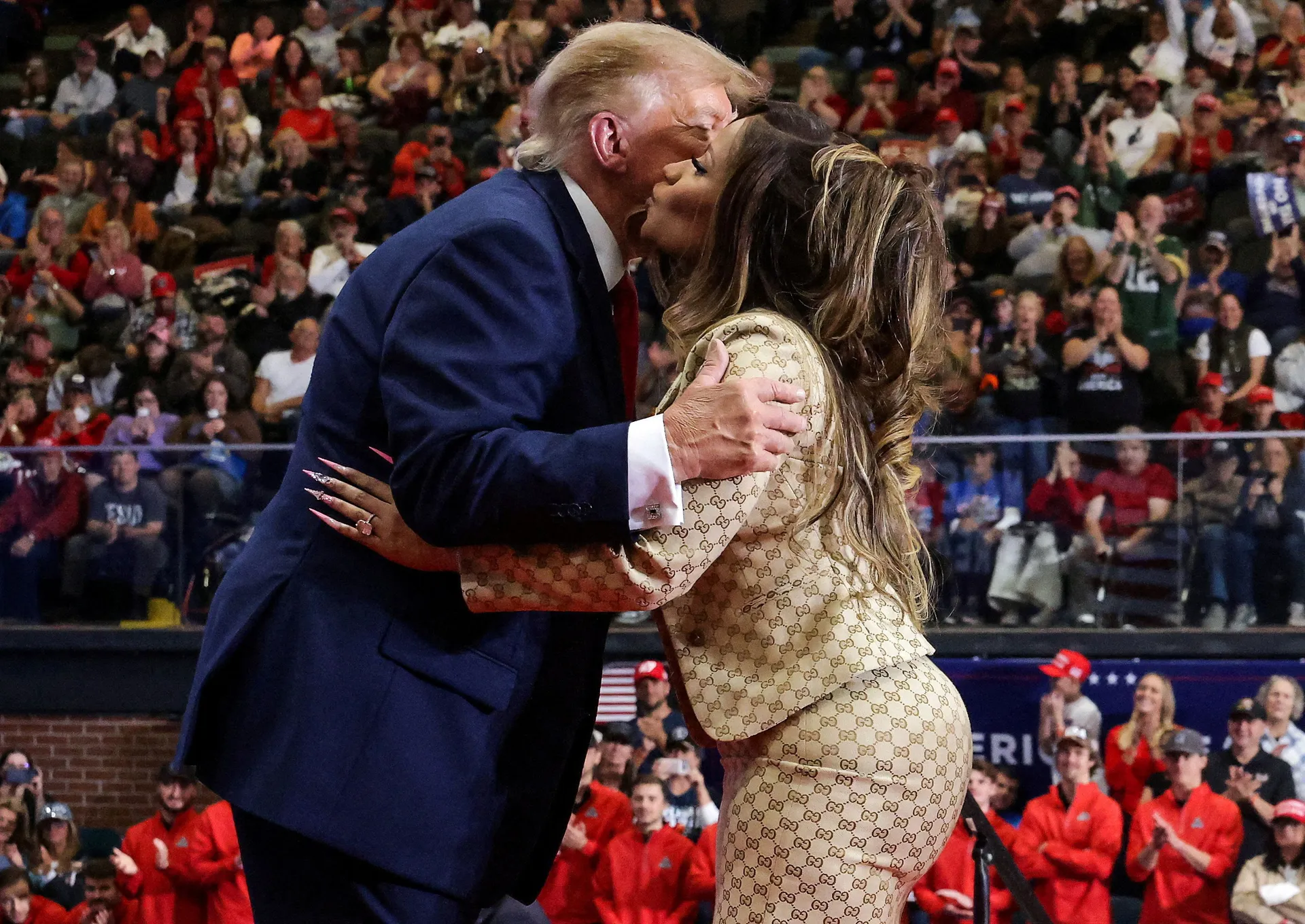 Trump na skupu hvalio stražnjicu Nicki Minaj, ona mu prišla i poljubila ga