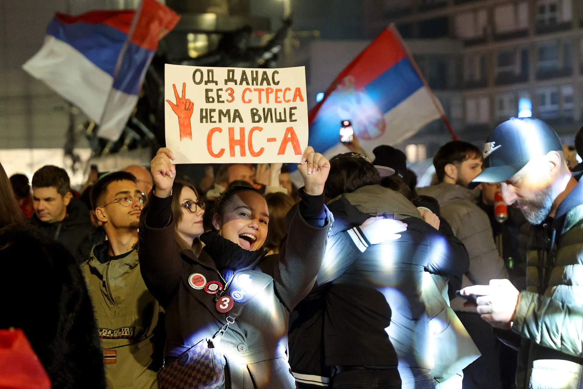 NIŠ, SRBIJA - 26. OKTOBAR 2026:

Hiljade Nišlija okupilo se u ponedjeljak naveče na Trgu kralja Milana u centru Niša, na poziv neformalne grupe studenata, kako bi uz muziku i vatromet proslavile pobedu liste „Studenti pobeđuju“ na vanrednim parlamentarnim