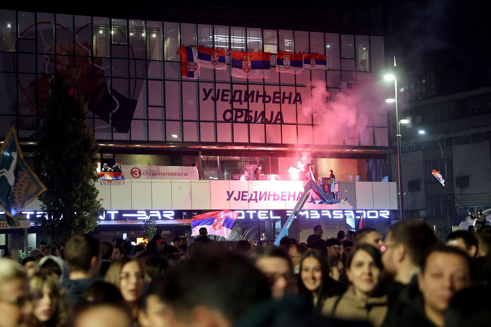 NIŠ, SRBIJA - 26. OKTOBAR 2026:

Hiljade Nišlija okupilo se u ponedjeljak naveče na Trgu kralja Milana u centru Niša, na poziv neformalne grupe studenata, kako bi uz muziku i vatromet proslavile pobedu liste „Studenti pobeđuju“ na vanrednim parlamentarnim