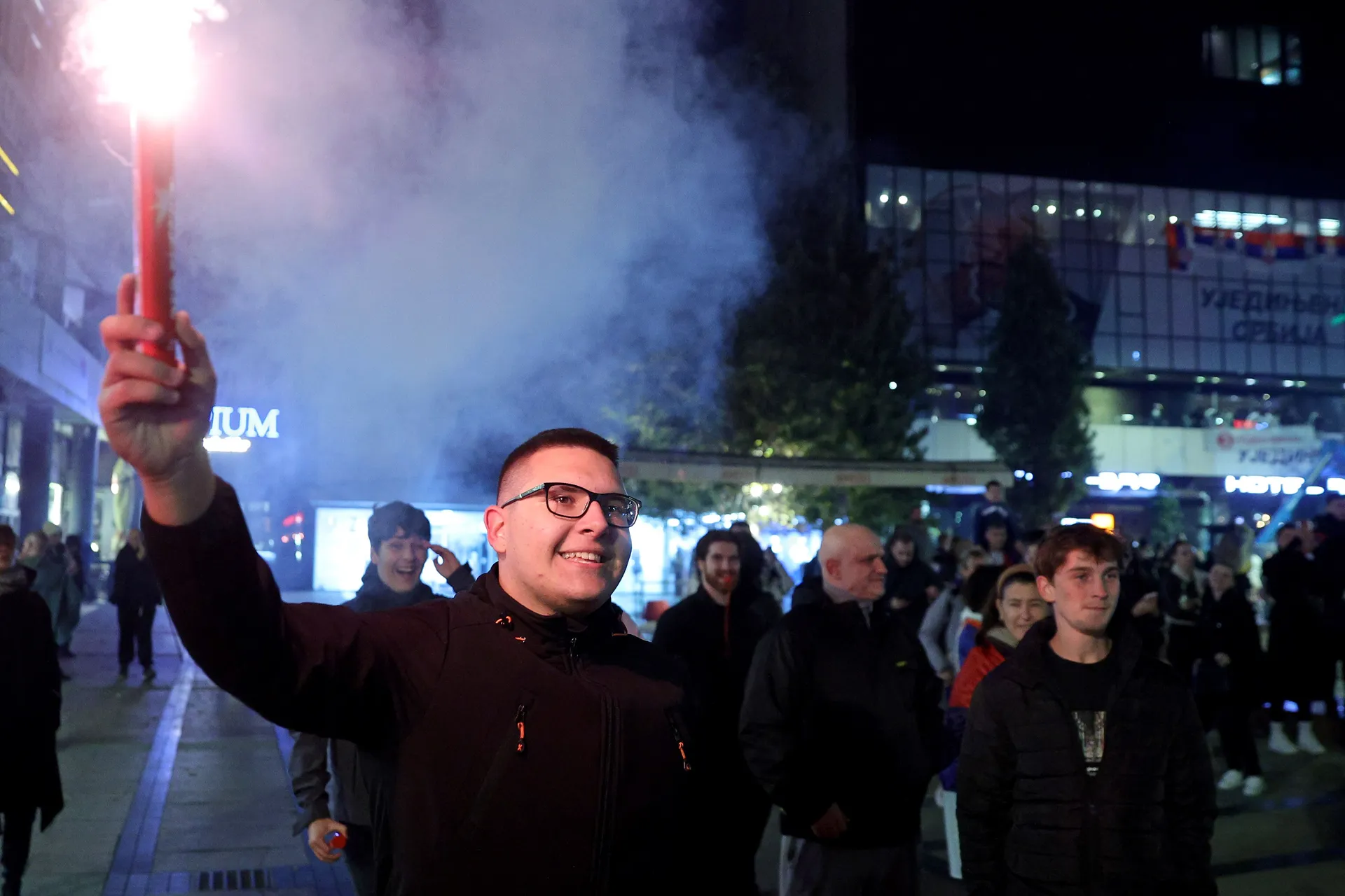 NIŠ, SRBIJA - 26. OKTOBAR 2026:

Hiljade Nišlija okupilo se u ponedjeljak naveče na Trgu kralja Milana u centru Niša, na poziv neformalne grupe studenata, kako bi uz muziku i vatromet proslavile pobedu liste „Studenti pobeđuju“ na vanrednim parlamentarnim