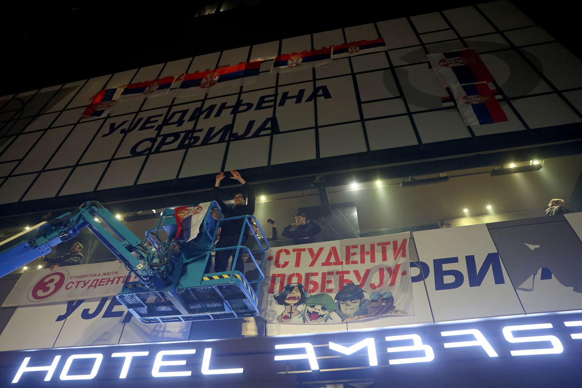 NIŠ, SRBIJA - 26. OKTOBAR 2026:

Hiljade Nišlija okupilo se u ponedjeljak naveče na Trgu kralja Milana u centru Niša, na poziv neformalne grupe studenata, kako bi uz muziku i vatromet proslavile pobedu liste „Studenti pobeđuju“ na vanrednim parlamentarnim