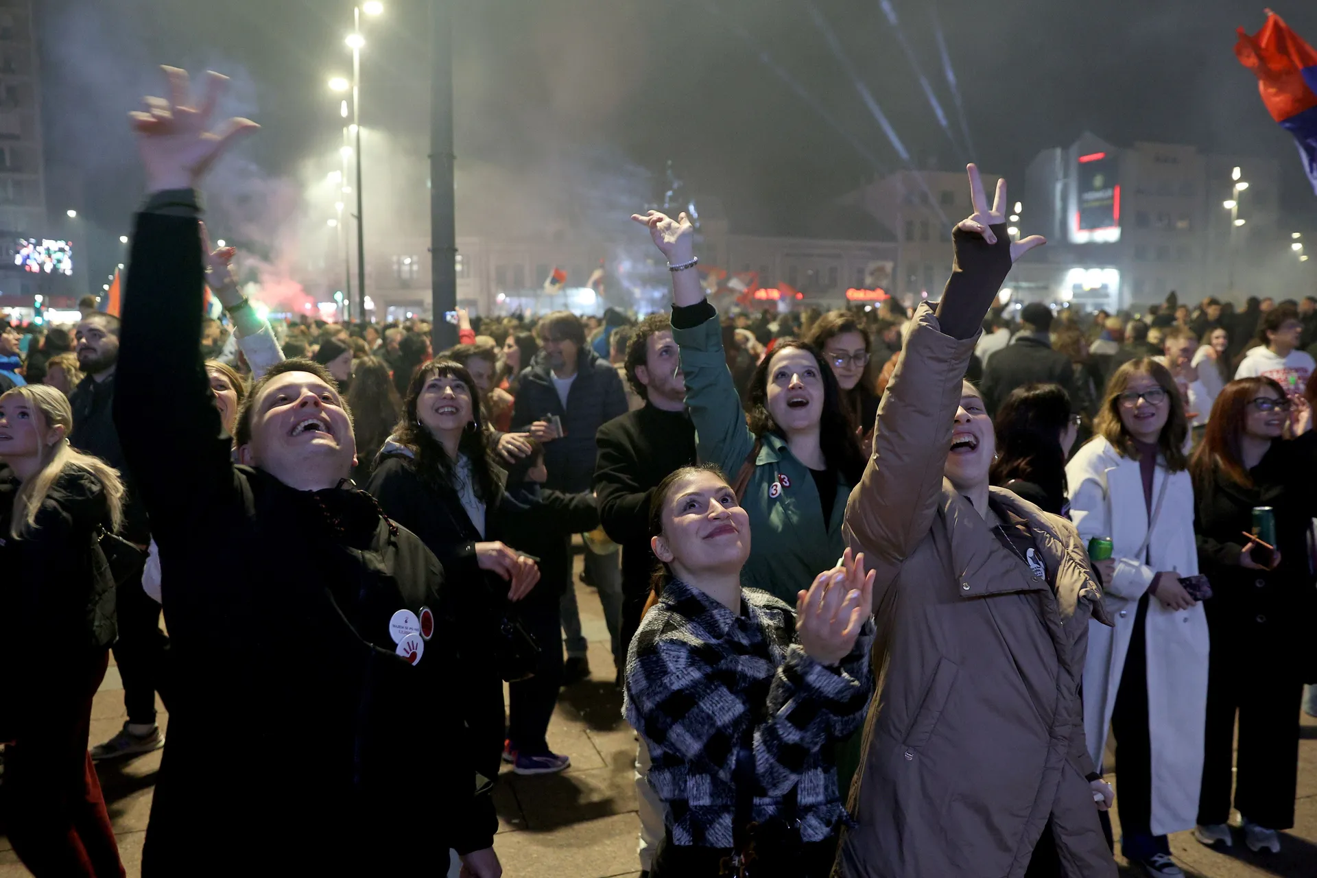NIŠ, SRBIJA - 26. OKTOBAR 2026:

Hiljade Nišlija okupilo se u ponedjeljak naveče na Trgu kralja Milana u centru Niša, na poziv neformalne grupe studenata, kako bi uz muziku i vatromet proslavile pobedu liste „Studenti pobeđuju“ na vanrednim parlamentarnim