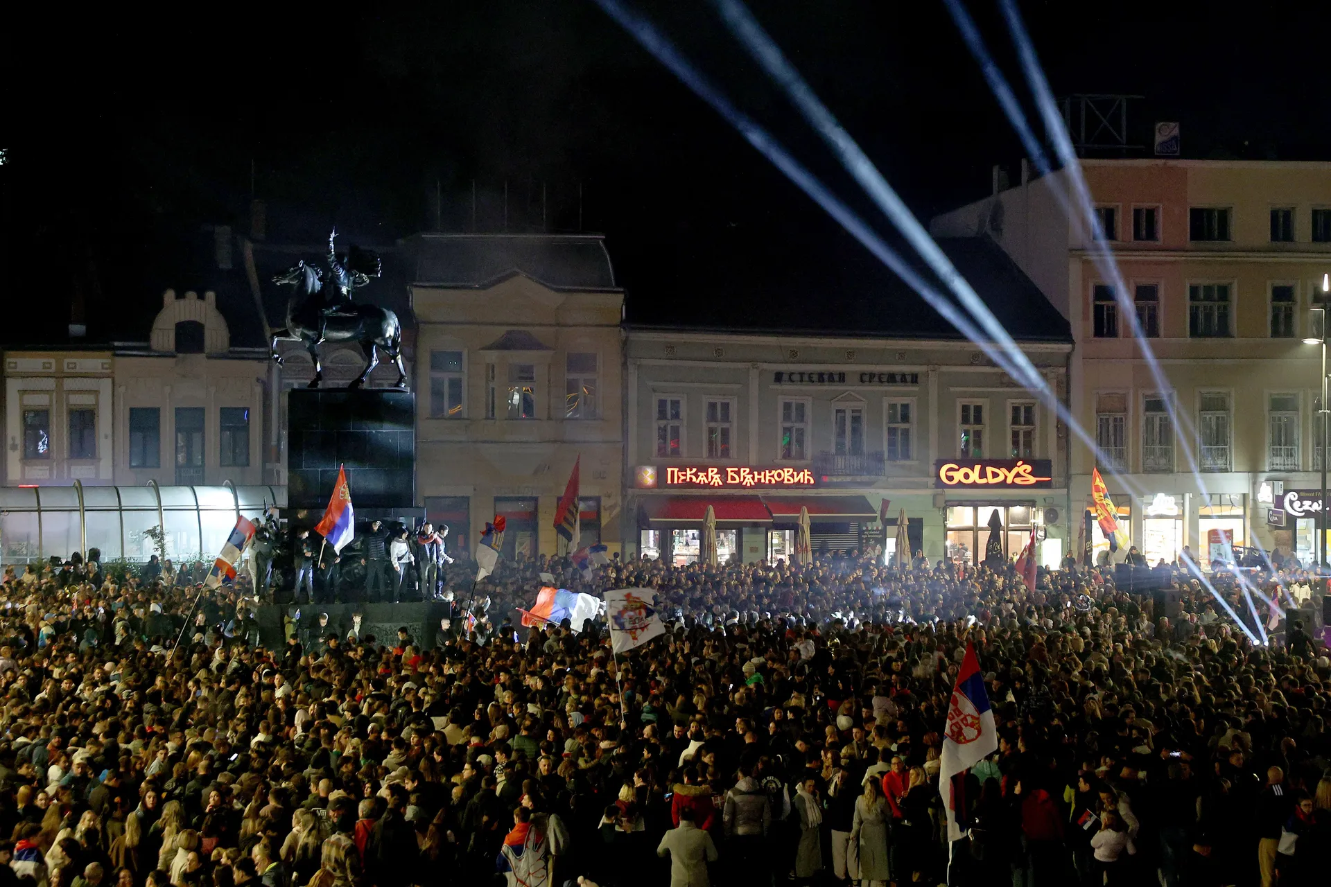 NIŠ, SRBIJA - 26. OKTOBAR 2026:

Hiljade Nišlija okupilo se u ponedjeljak naveče na Trgu kralja Milana u centru Niša, na poziv neformalne grupe studenata, kako bi uz muziku i vatromet proslavile pobedu liste „Studenti pobeđuju“ na vanrednim parlamentarnim