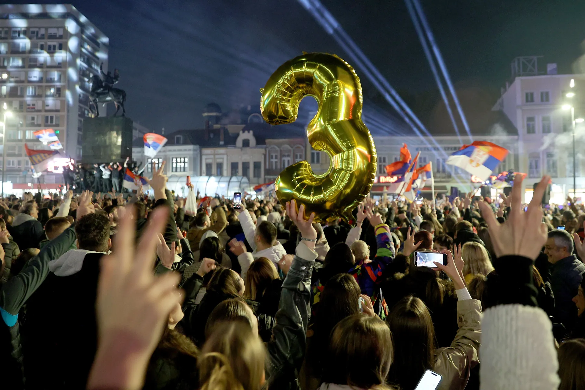 NIŠ, SRBIJA - 26. OKTOBAR 2026:

Hiljade Nišlija okupilo se u ponedjeljak naveče na Trgu kralja Milana u centru Niša, na poziv neformalne grupe studenata, kako bi uz muziku i vatromet proslavile pobedu liste „Studenti pobeđuju“ na vanrednim parlamentarnim