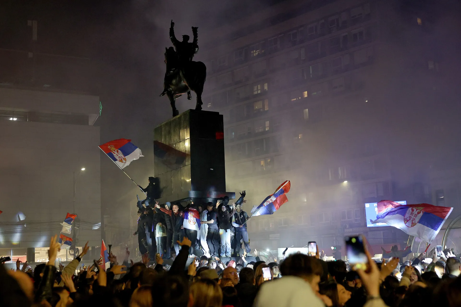 NIŠ, SRBIJA - 26. OKTOBAR 2026:

Hiljade Nišlija okupilo se u ponedjeljak naveče na Trgu kralja Milana u centru Niša, na poziv neformalne grupe studenata, kako bi uz muziku i vatromet proslavile pobedu liste „Studenti pobeđuju“ na vanrednim parlamentarnim