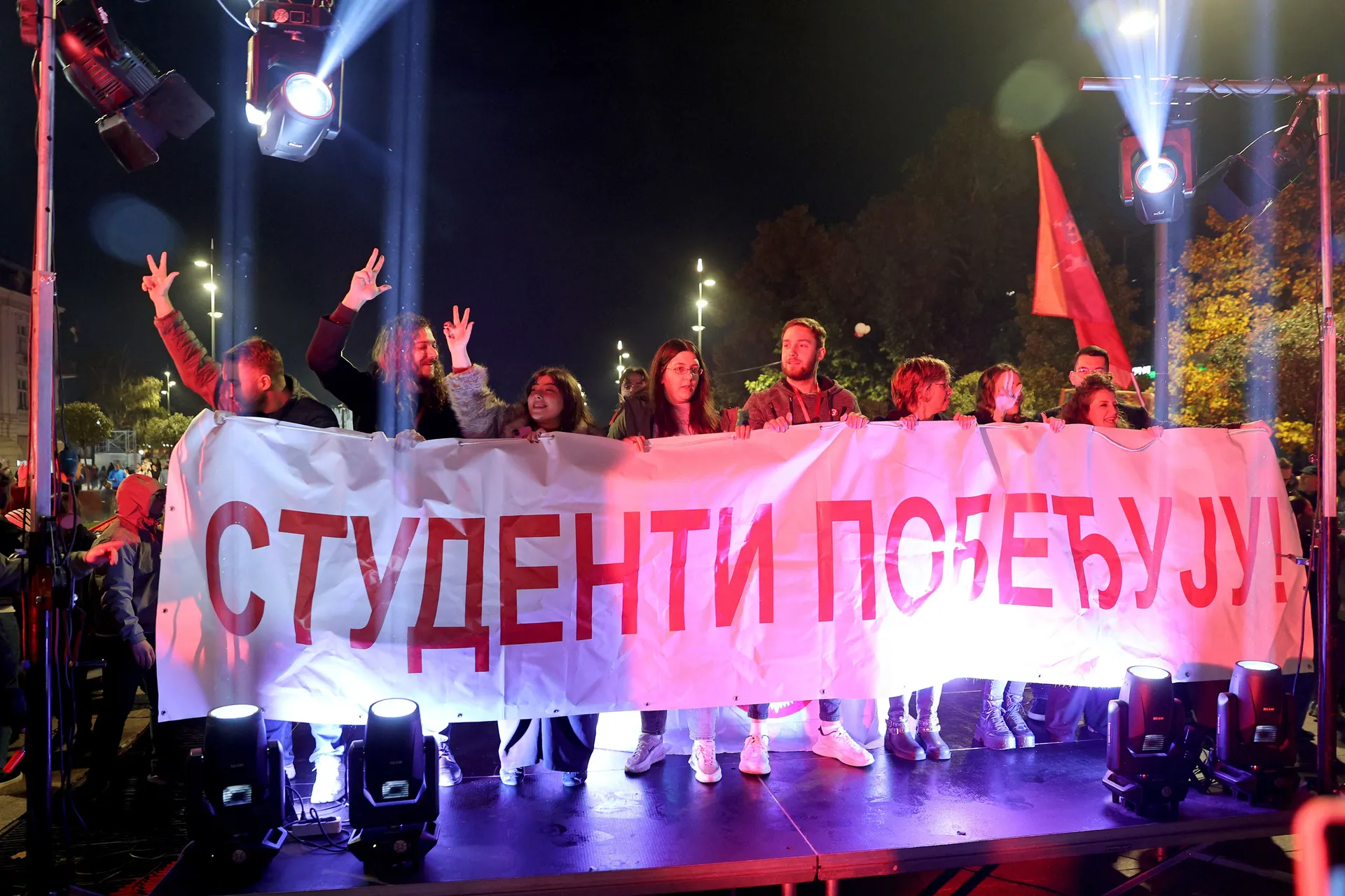 NIŠ, SRBIJA - 26. OKTOBAR 2026:

Hiljade Nišlija okupilo se u ponedjeljak naveče na Trgu kralja Milana u centru Niša, na poziv neformalne grupe studenata, kako bi uz muziku i vatromet proslavile pobedu liste „Studenti pobeđuju“ na vanrednim parlamentarnim
