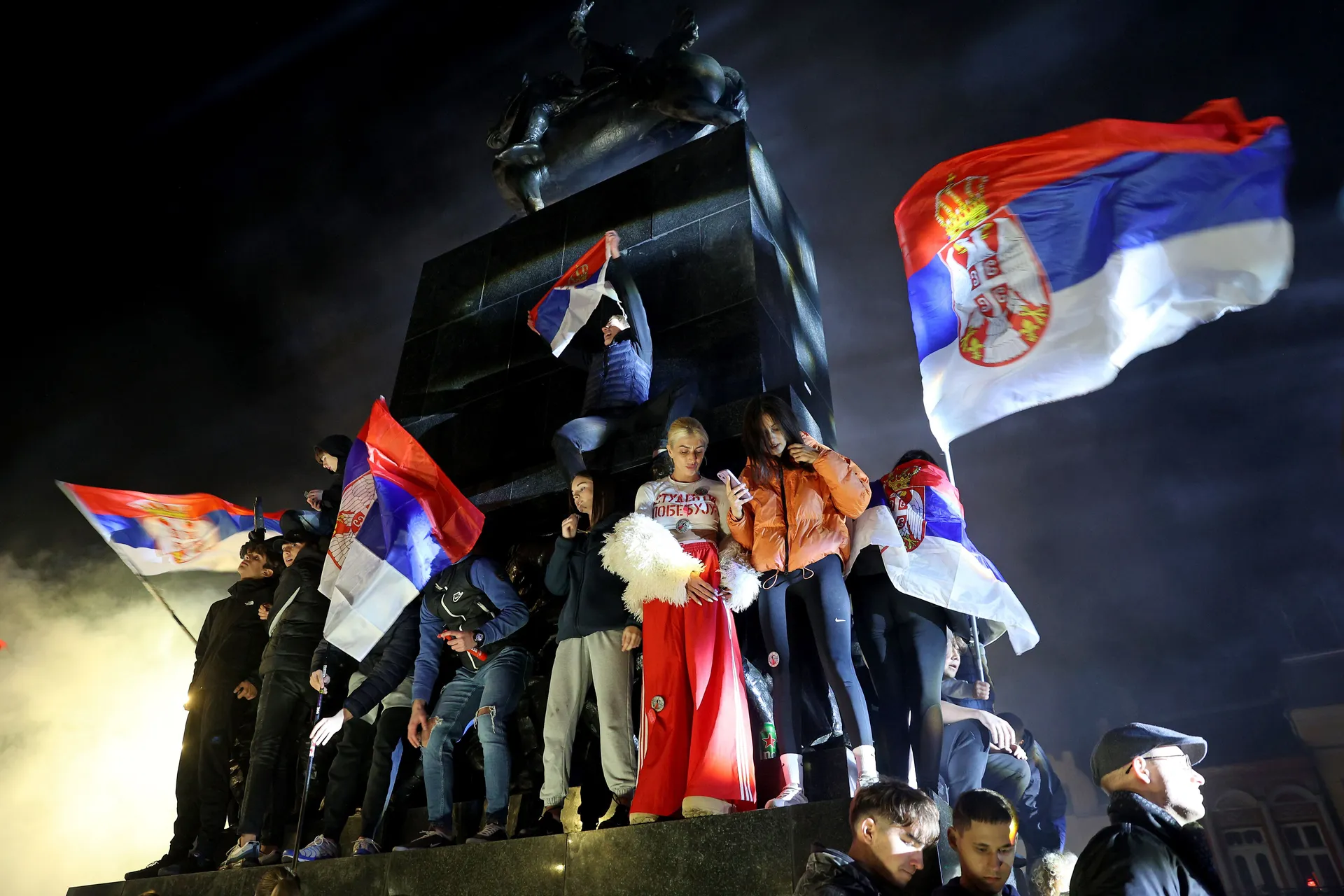 NIŠ, SRBIJA - 26. OKTOBAR 2026:

Hiljade Nišlija okupilo se u ponedjeljak naveče na Trgu kralja Milana u centru Niša, na poziv neformalne grupe studenata, kako bi uz muziku i vatromet proslavile pobedu liste „Studenti pobeđuju“ na vanrednim parlamentarnim