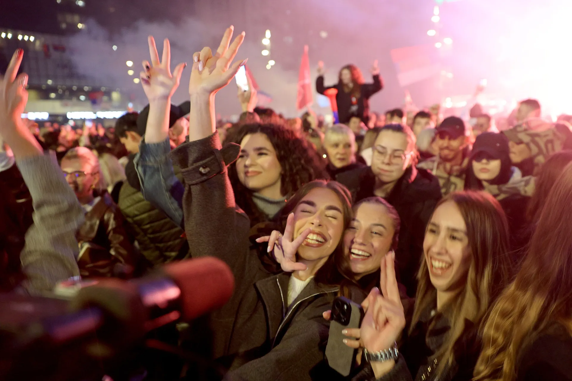 NIŠ, SRBIJA - 26. OKTOBAR 2026:

Hiljade Nišlija okupilo se u ponedjeljak naveče na Trgu kralja Milana u centru Niša, na poziv neformalne grupe studenata, kako bi uz muziku i vatromet proslavile pobedu liste „Studenti pobeđuju“ na vanrednim parlamentarnim