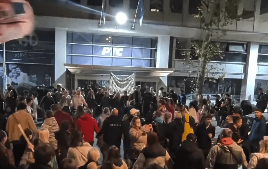 Građani stigli i ispred zgrade RTS-a u Beogradu, zaigrali su kolo