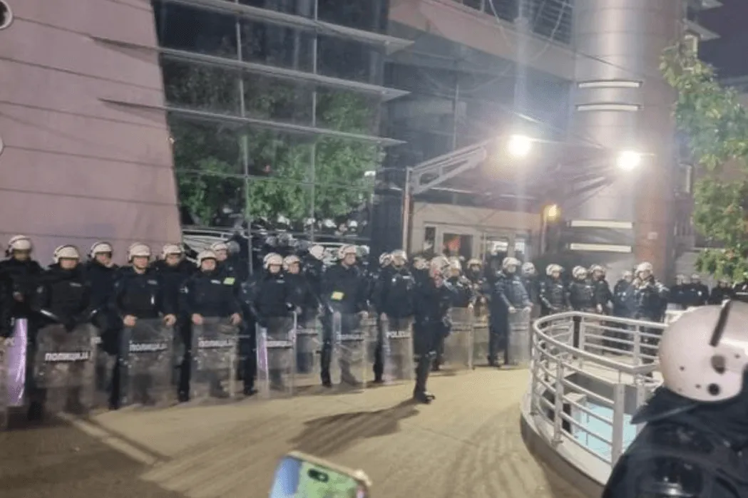 Građani u Beogradu jajima gađali zgradu Pinka uz pjesmu „Izađi, mala“