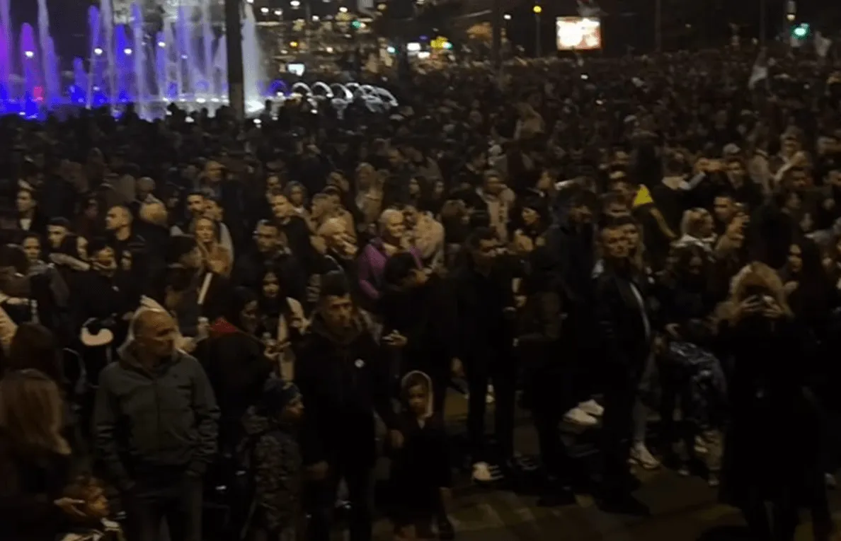 Pristalice Studentske liste preplavile Slaviju, slavlje uz baklje i vatromet