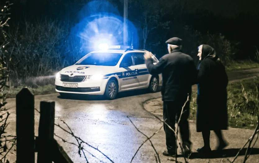 Pijana Hrvatica prijetila komšiji da će ga upucati jer je optužio da krade grah