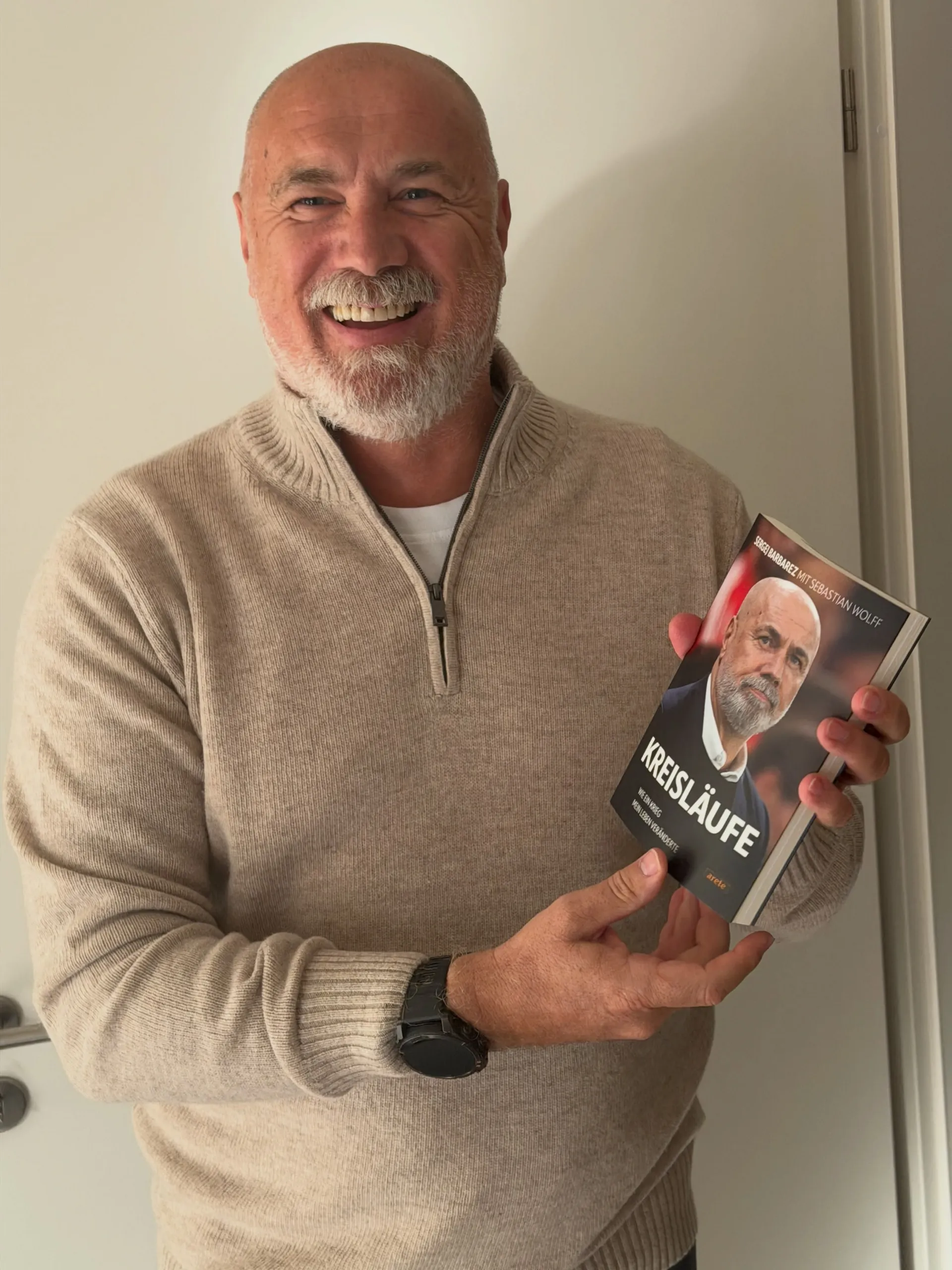 Sergej Barbarez s primjercima autobiografije "Kreisläufe"