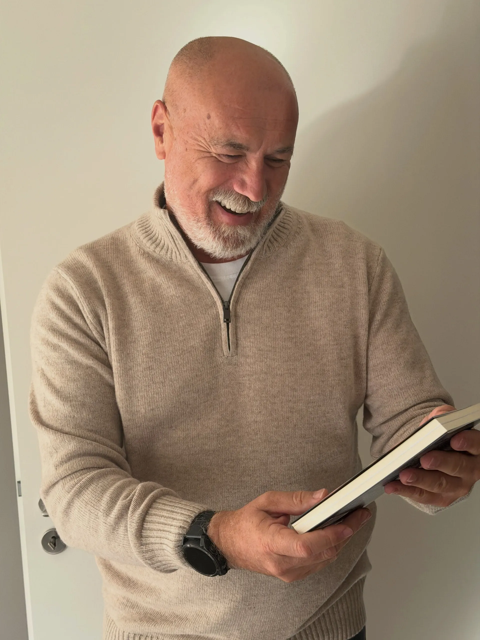 Sergej Barbarez s primjercima autobiografije "Kreisläufe"