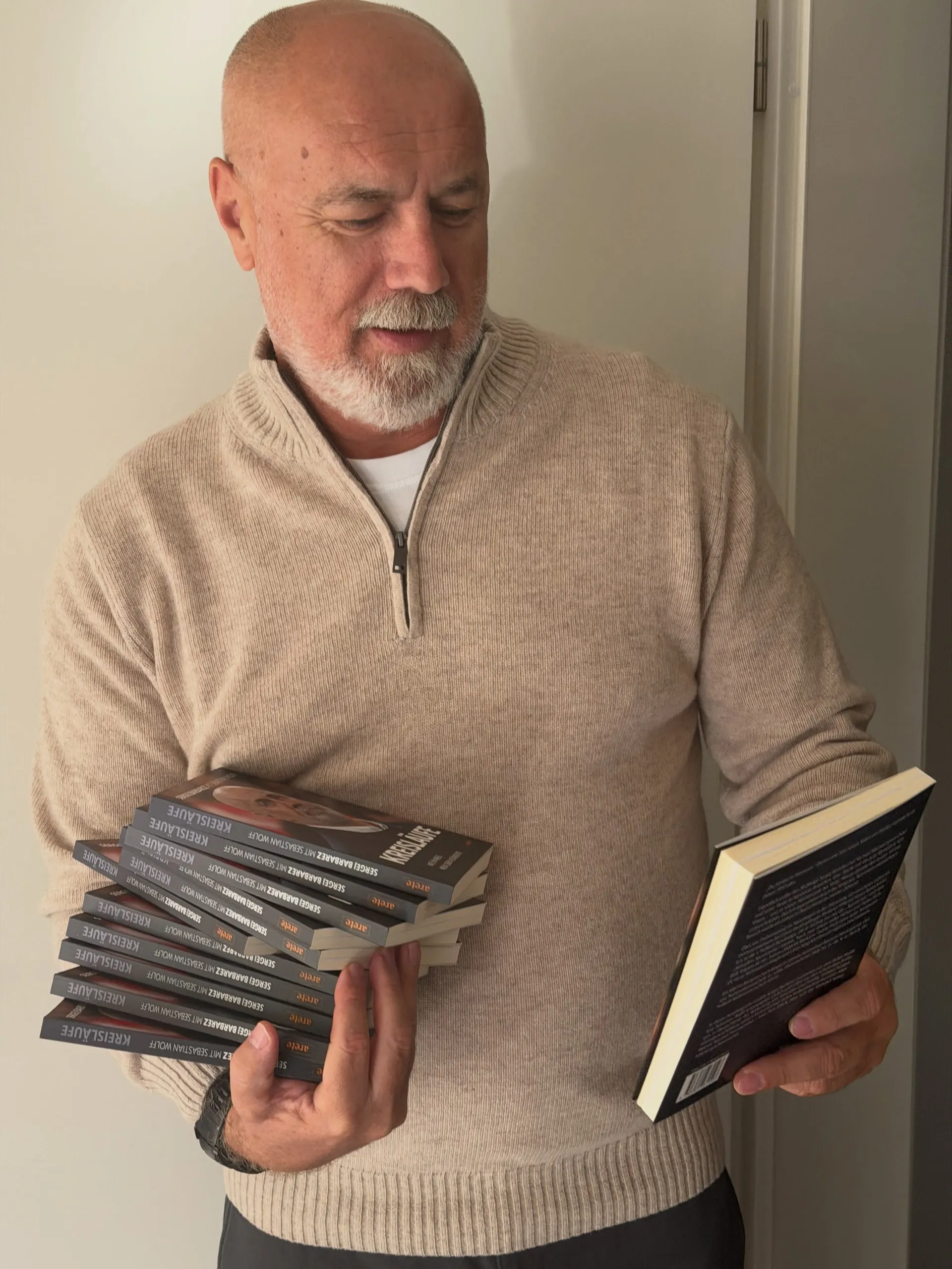 Sergej Barbarez s primjercima autobiografije "Kreisläufe"
