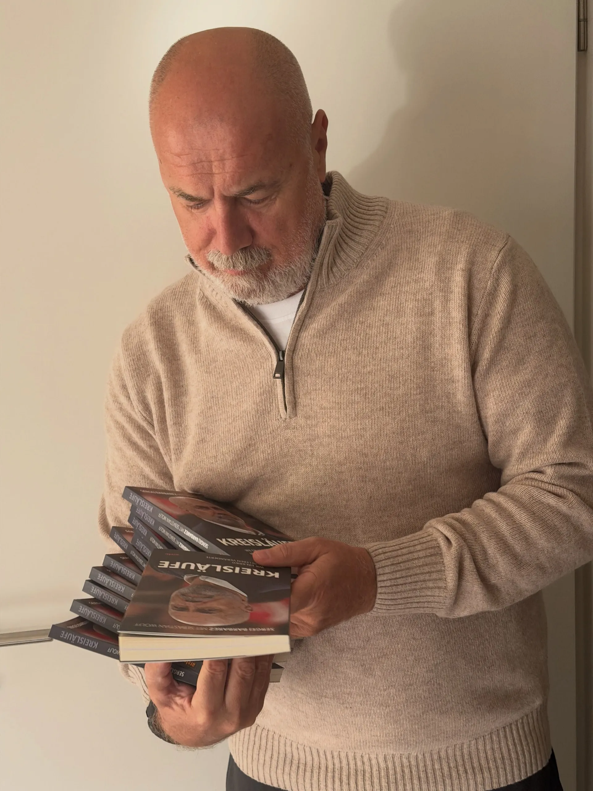 Sergej Barbarez s primjercima autobiografije "Kreisläufe"
