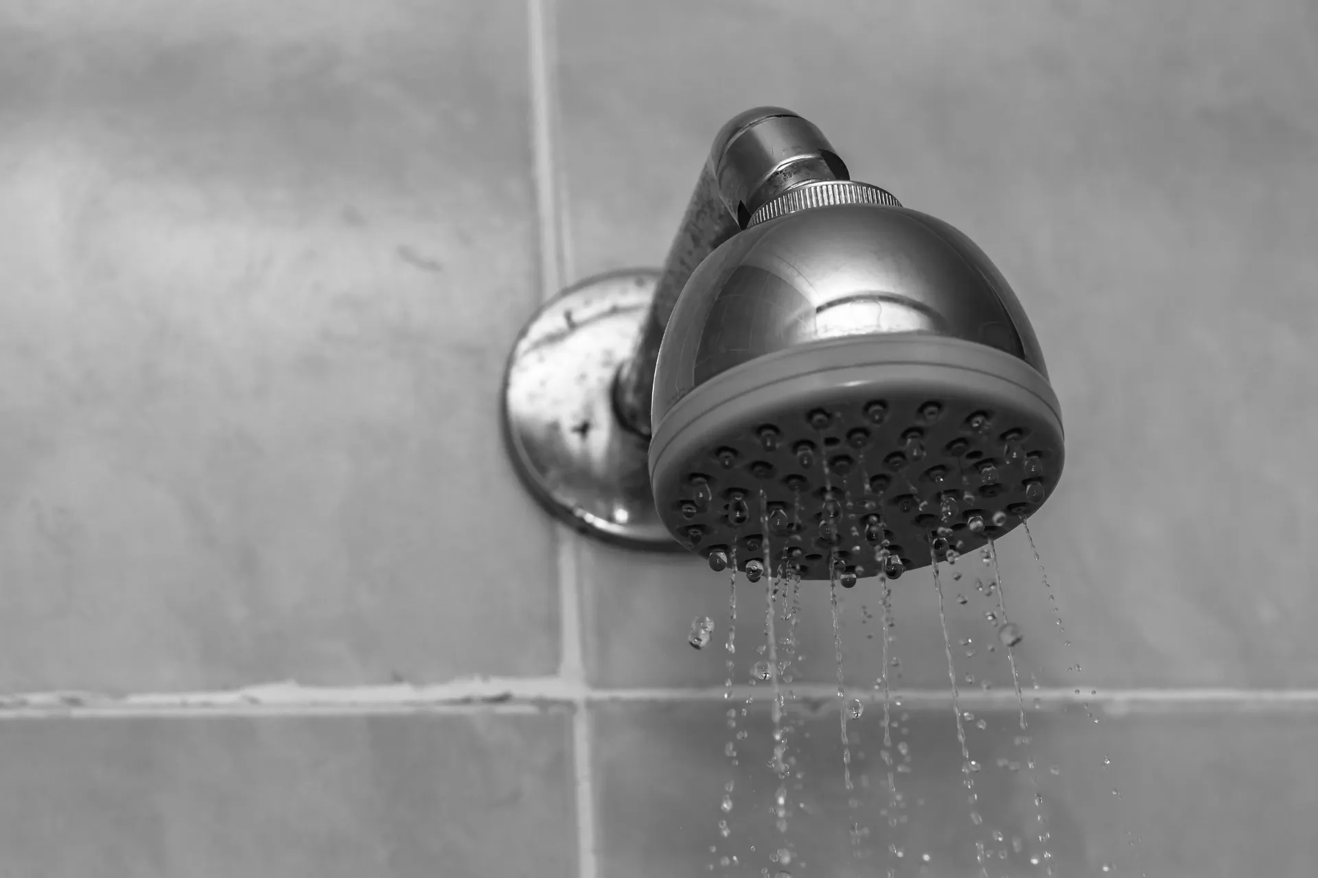 Tuš vam prska na sve strane? Potopite ga u ovaj rastvor i riješite se kamenca